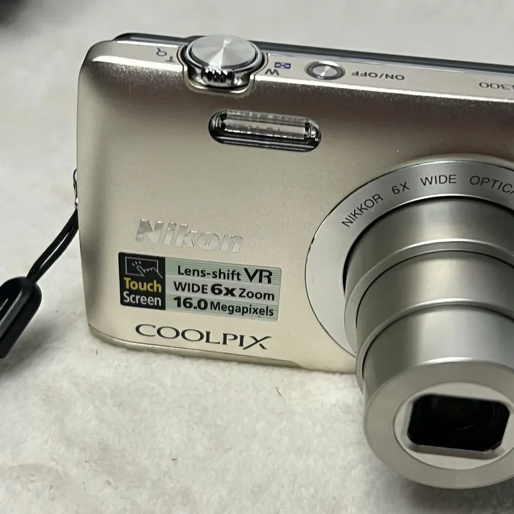Nikon Coolpix S4300 16.0MP Compact Digital Camera Silver w/6x Zoom Case With Box